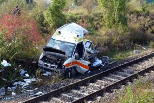 Incidente ad un passaggio a livello un treno travolge un?ambulanza, 2 morti